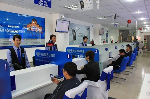 Khách hàng đến bảo hành máy tại trung tâm bảo hành Samsung