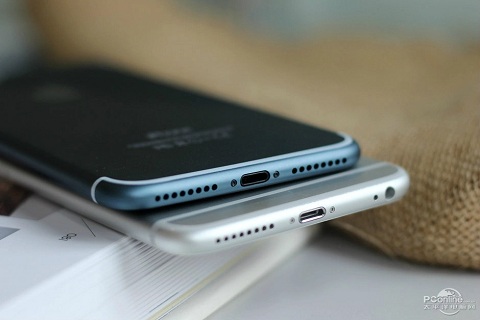 So sánh cạnh dưới với iPhone 6s Plus, cổng tai nghe đã được loại bỏ So sánh cạnh dưới với iPhone 6s Plus, cổng tai nghe đã được loại bỏ