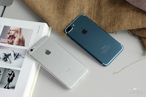 So sánh mặt sau với iPhone 6s Plus So sánh mặt sau với iPhone 6s Plus