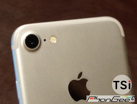 Cận cảnh camera sau của iPhone 7. Trải nghiệm cho thấy nguồn sáng phát ra từ đèn flash LED mới trên iPhone 7 khá mạnh