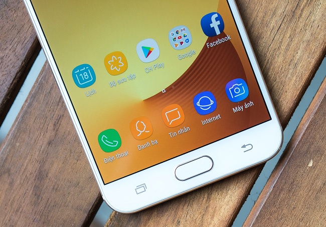 Đập hộp Galaxy J7+: Hoàn thiện như smartphone cao cấp