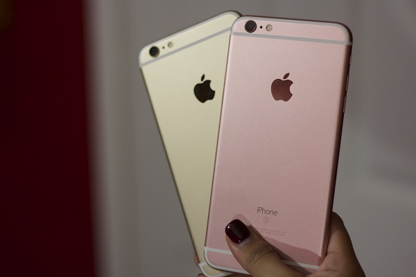 iPhone 6s Plus được trang bị cổng âm thanh 3,5mm, trong khi iPhone 7 và 8 thì không iPhone 6s Plus được trang bị cổng âm thanh 3,5mm, trong khi iPhone 7 và 8 thì không