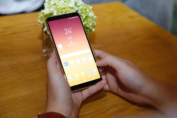 Màn hình Galaxy A8 2018 đẹp mãn nhãn với công nghệ vô cực tràn viền