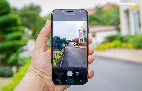 Camera Galaxy J7 Pro: chụp thiếu sáng hoàn hảo với khẩu độ f/1.7