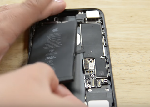 Thay pin iPhone 7 tại nhà không khó như bạn tưởng