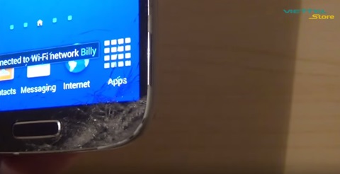 Thực chất chiếc Galaxy S4 trong hình chỉ bị vỡ mặt kính phía ngoài