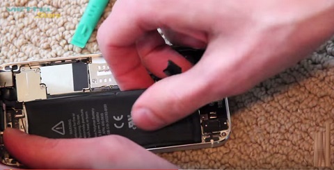 Pin iPhone bị chai có thể tự thay thế không?