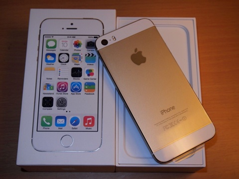  iPhone 5s vẫn có kiểu dáng đẹp và được cho là cầm rất vừa tay iPhone 5S 8GB kế thừa thành công của iPhone 5S trước đó Thừa hưởng một thiết kế tinh tế với khung nhôm nguyên khối vốn có của iPhone 5, iPhone 5S ra đời đã làm đúng với bản sắc của Apple khi đảm nhận nhiệm vụ của phiên bản “S”. Thiết kế tinh xảo với các màu tùy chọn phong phú, iPhone 5S Gold được rất nhiều người lựa chọn, đặc biệt là phụ nữ. Được mệnh danh là chiếc điện thoại thành công nhất năm 2013, iPhone 5S bấy giờ là một chiếc điện thoại có cảm biến vân tay đầu tiên của Apple. Người dùng vốn rất hiểu Apple kể từ khi iPhone 3Gs cho tới iPhone 4s ra đời, “ông lớn” đến từ nước Mỹ đã có rất nhiều tính toán trong cuộc chạy đua smartphone khi có số lượng nâng cấp nhỏ giọt nhưng chất lượng. Năm 2013 là một năm bùng nổ về độ lớn của màn hình điện thoại khi các hãng đối thủ liên tục tung ra những chiêu bài cạnh tranh như màn hình lớn hơn, hỗ trợ NFC hay đơn giản là một viên pin với thời lượng khủng. iPhone 5S được mệnh danh là smartphone tốt nhất của năm 2013 Tuy nhiên Apple “một mình một ngựa” làm chậm lại xu hướng phát triển với một nâng cấp ở mức vừa phải, đủ để khách hàng của họ cảm thấy “sướng vừa đủ”. Năm 2013, các fan của Apple mong muốn một thiết bị mới có màn hình lớn hơn iPhone 5 một chút, dung lượng pin cao hơn một chút và đặc biệt phải có sự nâng cấp đáng kể về camera. Đưa ra một luật chơi cố định và buộc khách hàng phải tuân theo, iPhone 5s đã tạo được sự thành công lớn với Touch ID, công nghệ cảm biến vân tay tiện lợi được tích hợp lần đầu tiên lên sản phẩm của hãng, dung lượng pin tăng lên một chút và đặc biệt là camera có tốc độ chụp tăng cao và sáng hơn rất nhiều. Theo đó, iPhone 5S được ra đời với các phiên bản 16/32/64Gb Có nên mua iPhone 5S 8G không? Sau khi iPhone 6s và 6s Plus được ông lớn Apple giới thiệu vào ngày 9/9 vừa qua, hãng này đã bất ngờ tung ra phiên bản iPhone 5s 8GB dành cho một số thị trường Châu Á. Được biết, model mới sẽ thay thế cho chiếc điện thoại giá rẻ iPhone 5C vừa bị Apple âm thầm khai tử. iPhone 5S bản 8GB sẽ xuất hiện vào tháng 12 tại các thị trường mới nổi như Trung Quốc và Ấn Độ. Phiên bản iPhone 5S 8Gb là một chiến thuật của Apple để đối tượng khách hàng có thu nhập thấp được "đến gần" hơn với iPhone Với một dung lượng lưu trữ hạn chế, chỉ bằng khoảng một nửa so với phiên bản thấp nhất của iPhone 5S hồi năm 2013, iPhone 5S 8GB sẽ phù hợp cho người dùng có nhu cầu nghe gọi, lướt web và sử dụng một số ứng dụng cơ bản, sẽ rất hạn chế nếu bạn có nhu cầu chơi game hoặc lưu trữ phim ảnh trên thiết bị này. iPhone 5S 8GB sẽ có mức giá hấp dẫn nhằm hướng đến đối tượng người có thu nhập thấp hoặc lôi kéo một phần thị trường trong phân khúc smartphone giá rẻ.
