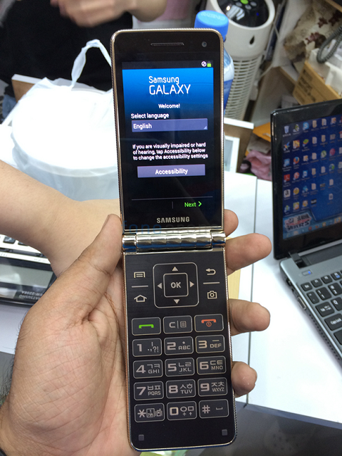 Điện thoại Samsung 2 màn hình nắp gập ra mắt