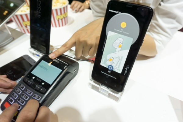 Samsung Pay hoạt động với hầu hết máy quẹt thẻ (POS) thuộc NAPAS quản lý. Samsung Pay hoạt động với hầu hết máy quẹt thẻ (POS) thuộc NAPAS quản lý.