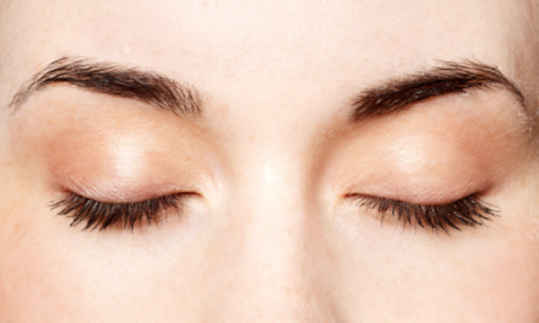 Chớp mắt là một cách dễ dàng và vô cùng hiệu quả giúp bạn giảm thiểu được tình trạng mờ mắt khi nhìn vào máy tính.