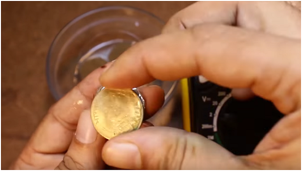 Cách chế tạo pin đơn giản từ đồng xu, tại sao không?