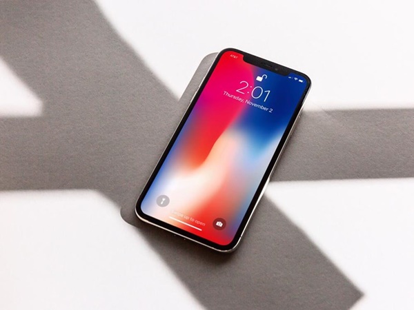 iPhone X là mẫu iPhone đầu tiên sở hữu tấm nền OLED thay vì LCD