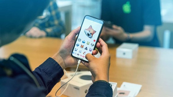 iPhone X chính hãng lên kệ vào đầu tháng 12 được xem là thời điểm hợp lý do trùng với khoảng thời gian nhu cầu mua sắm của người Việt Nam lên cao nhất.