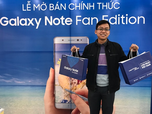Những khách hàng đầu tiên sở hữu tuyệt phẩm Galaxy Note FE