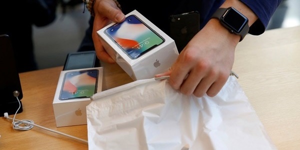 Mặc dù iPhone X mở bán tại Đông Nam Á nhưng cái tên Việt Nam vẫn chưa xuất hiện trong danh sách trên