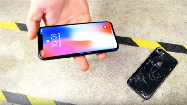 Bài kiểm tra độ bền iPhone X với dao và búa do kênh YouTube TechRax thực hiện.