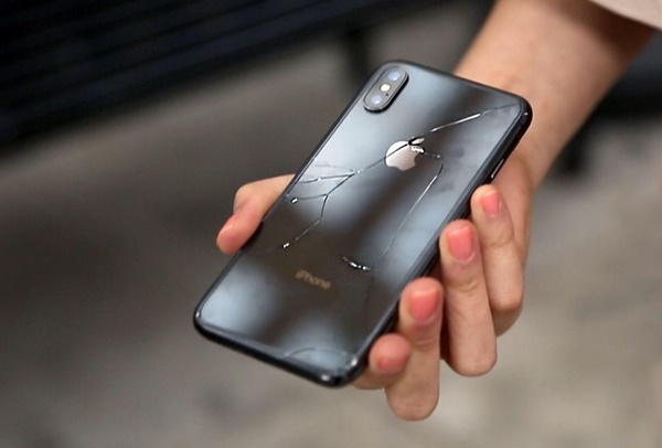 Bài kiểm tra độ bền iPhone X với dao và búa do kênh YouTube TechRax thực hiện.