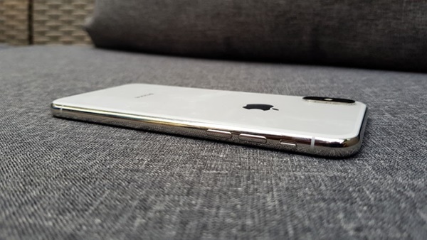 iPhone X với mặt lưng kính