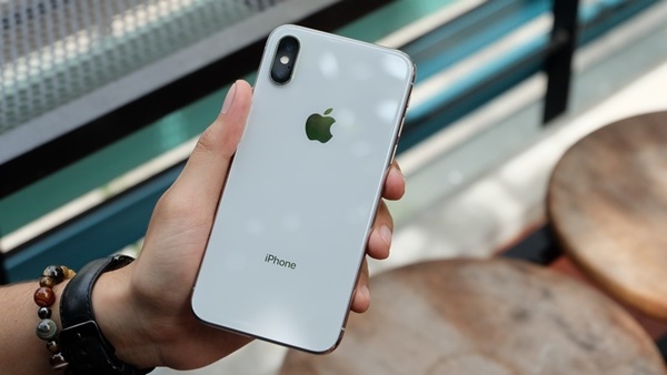 iPhone X lớn nhưng vẫn nằm gọn trong tay