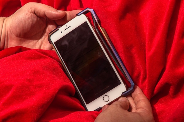 Xuất hiện chiếc ốp iPhone đắt hơn cả “nhân vật chính”