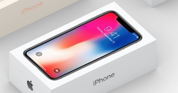 Nếu lần trước là xuất hiện trên website của Apple thì lần này, hộp đựng iPhone X lại khiến người dùng xôn xao khi xuất hiện “bằng xương bằng thịt” ngoài đời thực