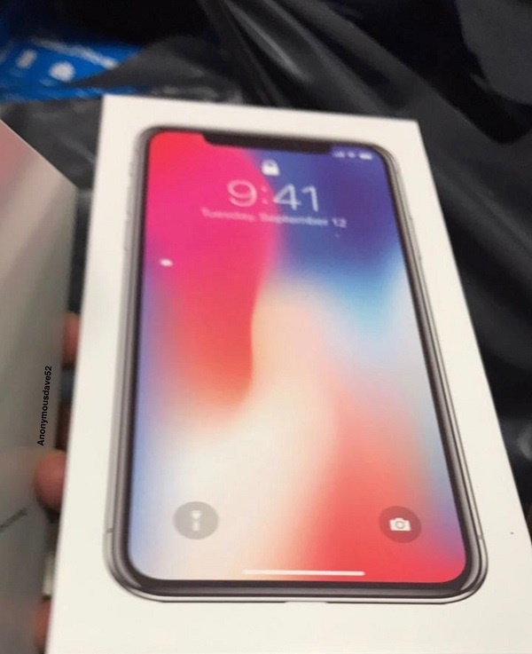 Nếu lần trước là xuất hiện trên website của Apple thì lần này, hộp đựng iPhone X lại khiến người dùng xôn xao khi xuất hiện “bằng xương bằng thịt” ngoài đời thực