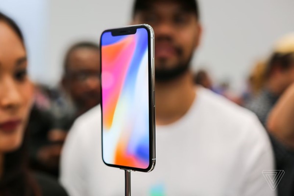 Số lượng đặt trước iPhone X có thể sẽ vượt qua con số 50 triệu sản phẩm, mặt dù giá bán của nó là rất cao