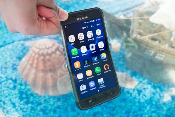 Hình ảnh chiếc Galaxy S8 hoạt động trong nước.