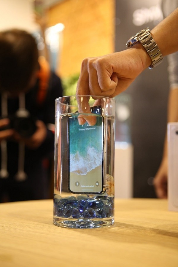 iPhone X sở hữu khả năng chống nước cực đỉnh