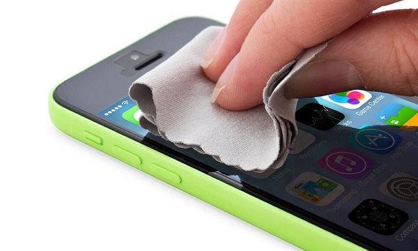 Hãy dùng mảnh vải lau mềm mịn không bị xơ để vệ sinh iPhone nhé!