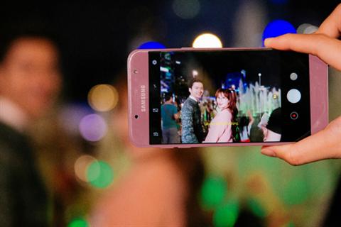 Trải nghiệm camera selfie Galaxy J7 Pro màu hồng