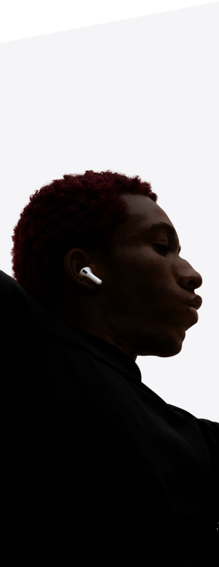 Một vũ công đang đeo AirPods Pro 3 trên tai