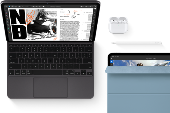 iPad Pro gắn với Magic Keyboard, vỏ ngoài mặt trước, màu đen không gian, các góc bo tròn, viền màn hình màu đen, đang mở, màn hình hiển thị ứng dụng chỉnh sửa bài viết với văn bản và ảnh chụp một người phụ nữ đang chơi nhạc, AirPods 4 trong hộp sạc đang mở, ốp Smart Folio màu xanh dương trên iPad Pro với Apple Pencil Pro nằm trên thiết bị, ốp mở hé để lộ màn hình