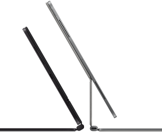 2 thiết bị iPad Pro gắn với Magic Keyboard, vỏ ngoài mặt bên, thiết kế mỏng, màu đen không gian với loa và cổng USB-C, nghiêng một nửa, màu bạc, đang mở, nghiêng về phía sau cho thấy thiết kế kiểu trục lơ lửng của bàn phím, loa và micrô
