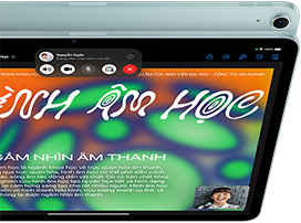 iPad Air, với camera 12MP Center Stage hiển thị người dùng trên FaceTime, phía trước một phiên bản iPad Air khác hiển thị vỏ ngoài mặt sau và camera