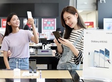“Soi” cận cảnh Galaxy A90 5G: Mặt lưng hiệu ứng ánh sáng 4 chiều, màn hình 6.7 inch, không jack cắm 3.5mm