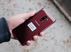 Cận cảnh Galaxy S9+ màu Vang Đỏ mở bán trong dịp Tết Nguyên Đán cổ truyền