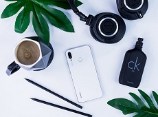 Giá Huawei Nova 3i Trắng ngọc trai có khác gì so với các phiên bản màu còn lại không?