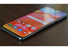 Lộ diện hình ảnh Galaxy A70s: mặt lưng kim cương đa sắc, màn hình giọt nước,  3 camera sau