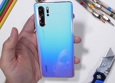 Kiểm tra độ bền Huawei P30 Pro qua màn tra tấn bằng dao, hơ lửa và bẻ cong