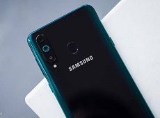 Mở hộp Galaxy A8s: Smartphone đầu tiên trên thế giới sở hữu màn hình “nốt ruồi”