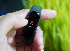 Mở hộp Xiaomi Mi Band 4: Màn hình màu, chống nước 'vi diệu', giá chưa đến 1 triệu đồng