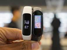Có 1 triệu đồng thì nên mua Mi band 4 hay Galaxy Fit e?
