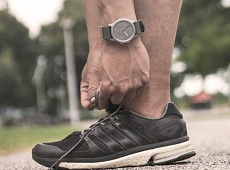 Đồng hồ thông minh sạc bằng năng lượng mặt trời LunaR trình làng với giá 239USD