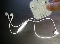 Lộ diện tai nghe không dây Apple AirPods