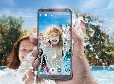 Cho siêu phẩm “bơi” với cá, cách LG chứng minh tính năng LG G6 quá ấn tượng