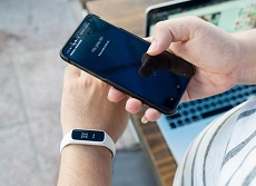 Trên tay Samsung Galaxy Fit e: Vòng đeo tay thông minh với thiết kế nhỏ gọn, kiểu dáng trẻ trung, giá chỉ 990.000đ