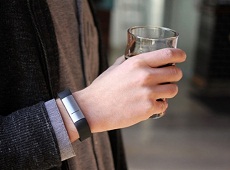 Uống rượu bia không lo say vì đã có vòng tay thông minh Proof